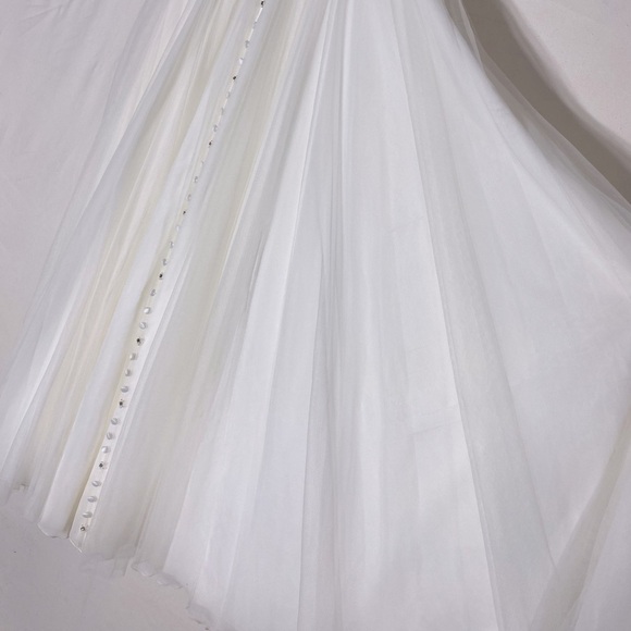 Allure Bridals White Wedding Dress With Veil 10 - Picture 3 of 16